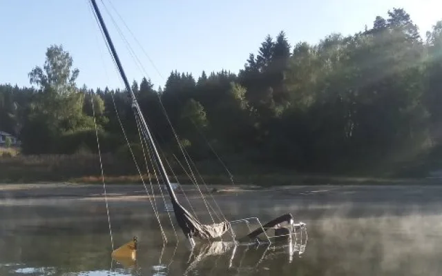Na Lipně se potopila plachetnice. Hasiči bojují s možným únikem nafty