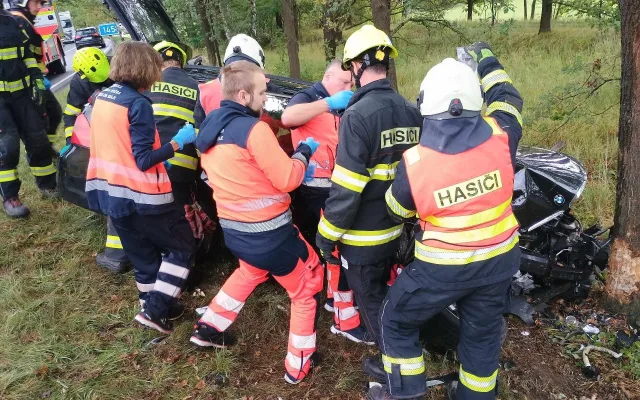 Vážná nehoda u Břehova. Auto narazilo do stromu, zraněného vyprošťovali hasiči