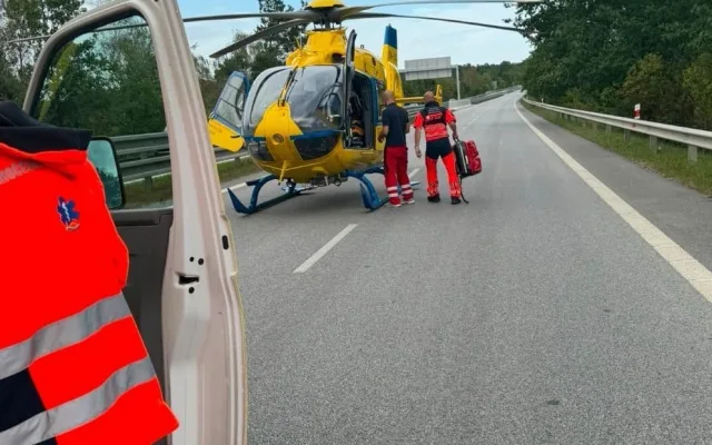 Střet auta se skútrem si vyžádal zásah vrtulníku, silnice u Třeboně zůstává uzavřená