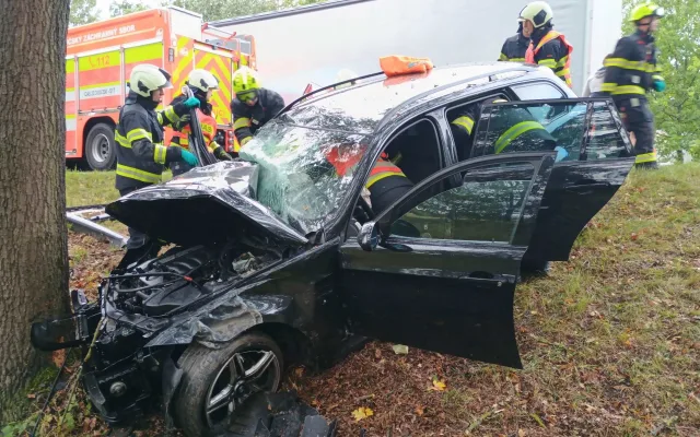 Vážná nehoda u Břehova. Auto narazilo do stromu, zraněného vyprošťovali hasiči