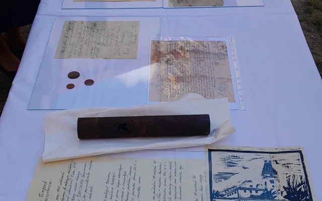 Ve vimperském zámku našli časovou kapsli z roku 1858. Do věže ukryli další poselství
