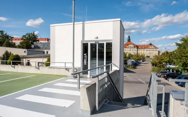 Parkovací dům u nemocnice se otevřel veřejnosti. Přibylo 200 parkovacích míst