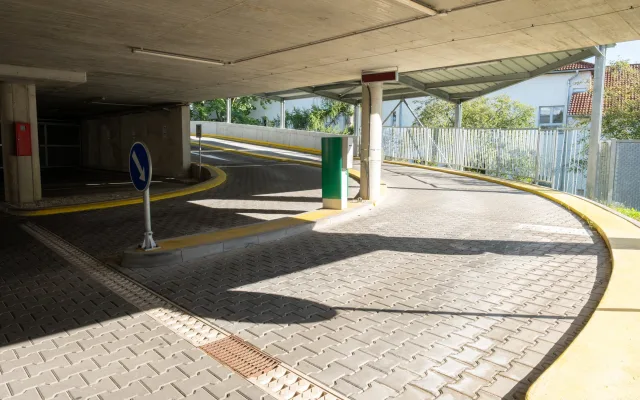 Parkovací dům u nemocnice se otevřel veřejnosti. Přibylo 200 parkovacích míst