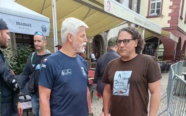 Prezident Pavel nečekaně zavítal do Tábora. Přišel pěšky z Bechyně