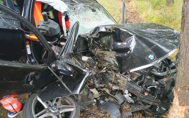 Vážná nehoda u Břehova. Auto narazilo do stromu, zraněného vyprošťovali hasiči