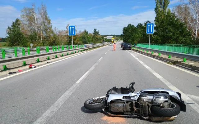 Střet auta se skútrem si vyžádal zásah vrtulníku, silnice u Třeboně zůstává uzavřená