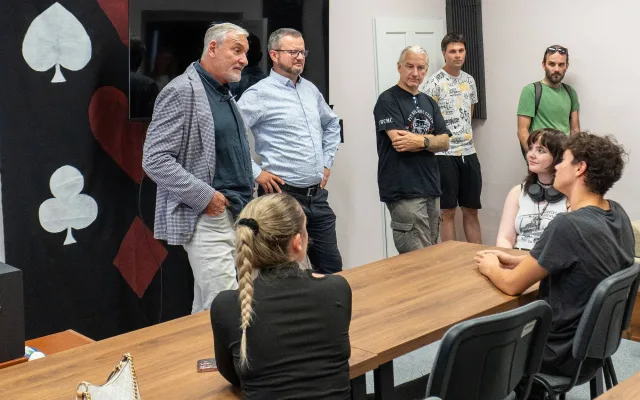 Herec Jan Čenský přivítal v Budějcích mladé filmaře. Radil jim, jak překonat trému