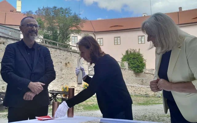 Ve vimperském zámku našli časovou kapsli z roku 1858. Do věže ukryli další poselství