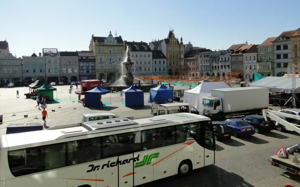 Hod mobilem na náměstí Českých Budějovic