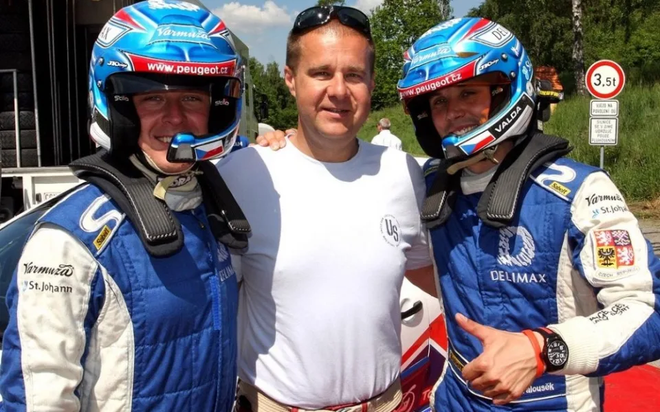 Ředitel Rallye Český Krumlov Jindřich Kunc s loňskými mistry republiky Pavlem Valouškem (vpravo) a Zdeňkem Hrůzou