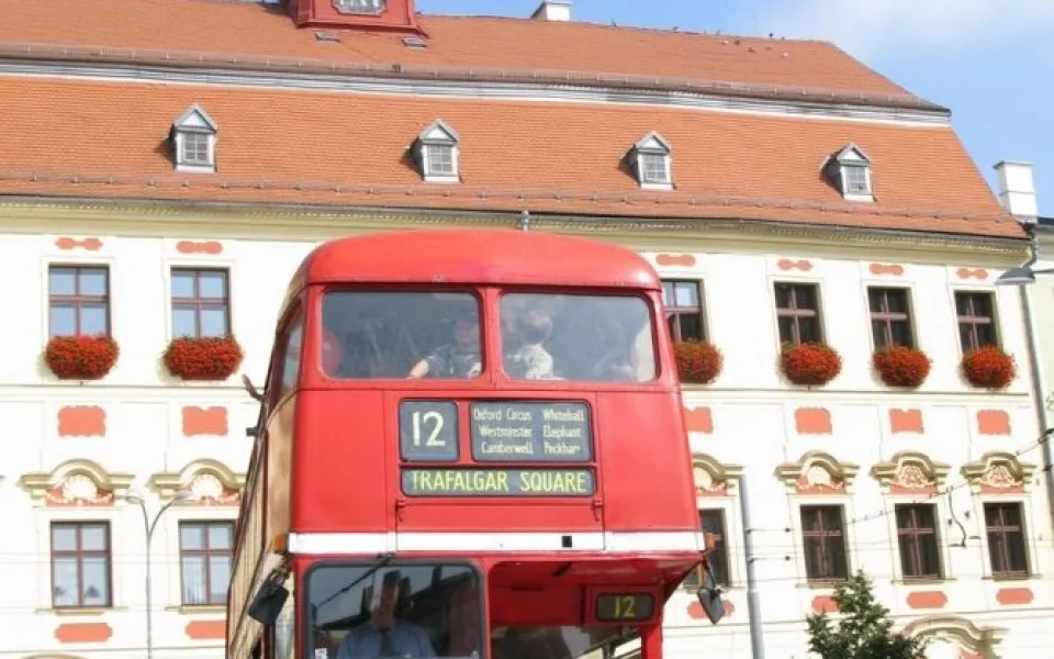 Londýnský doubledecker míří na jih Čech