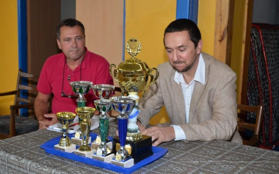 Šéftrenér klubu Ivan Janoušek (vlevo), poháry FBC United a primátor Mgr. Juraj Thoma
