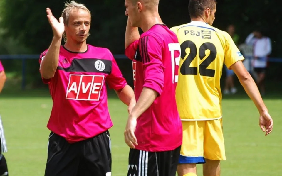 První branku Dynama proti Jihlavě vsítil Zdeněk Ondrášek, vlevo Rudolf Otepka