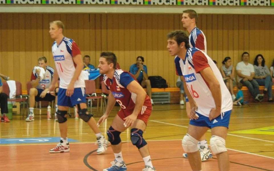 Zprava Peter Pláteník, za ním Jan Štokr, libero Martin Kryštof a Michal Hrazdíra