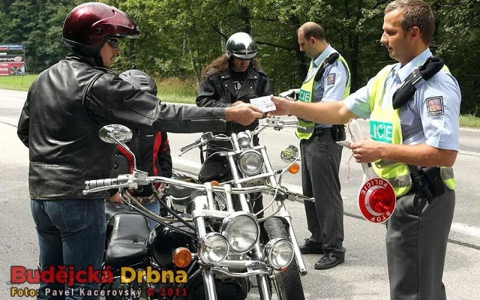 Policisté kontrolovali u Lišova téměř všechny motocykly, které jely v sobotu odpoledne z Budějc směrem na Třeboň