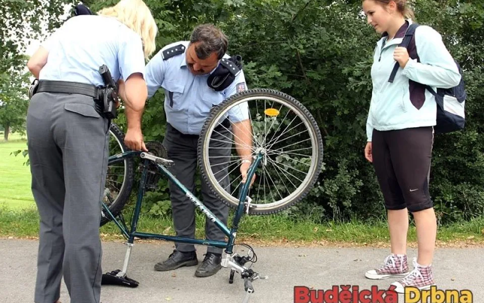 Kolo Radky Krygarové podrobili hlubočtí policisté důkladné kontrole