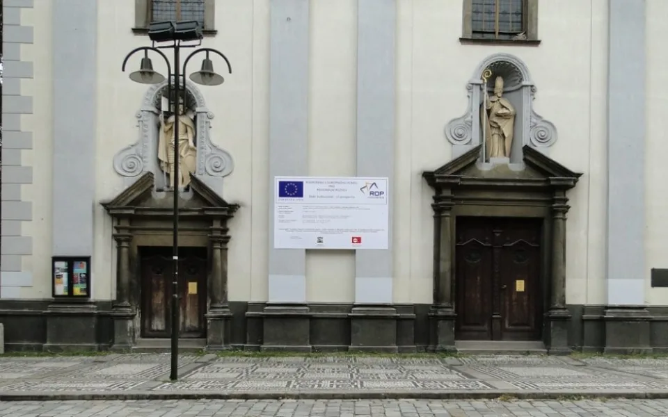 Navrtání cedule ROP na kostel sv.Mikuláše