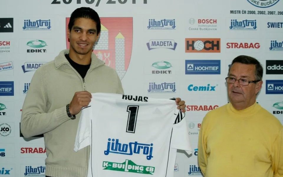 Andy Rojasovi předal před novináři dres člen výboru VK ČB Miroslav Čadil