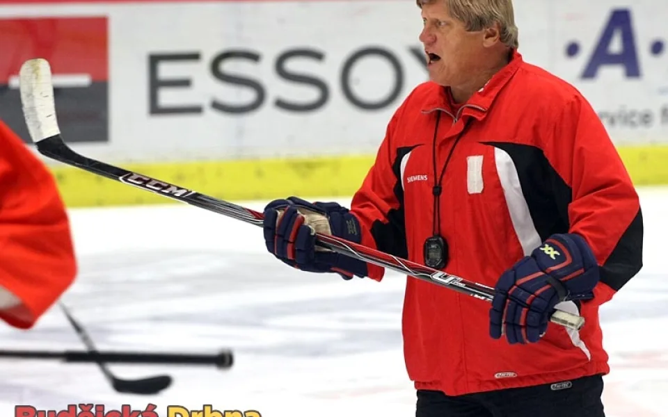 Trenér HC Mountfield František Výborný na jednom z předsezonních tréninků