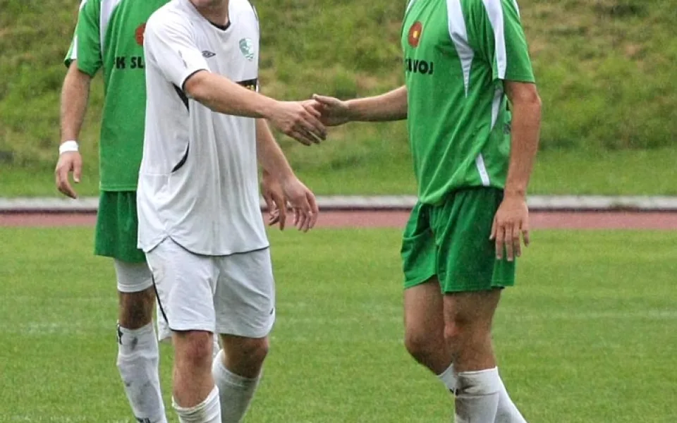 Roudenský Miroslav Kučera (v bílém) je s osmi brankami prozatímním králem střelců Chance krajského přeboru