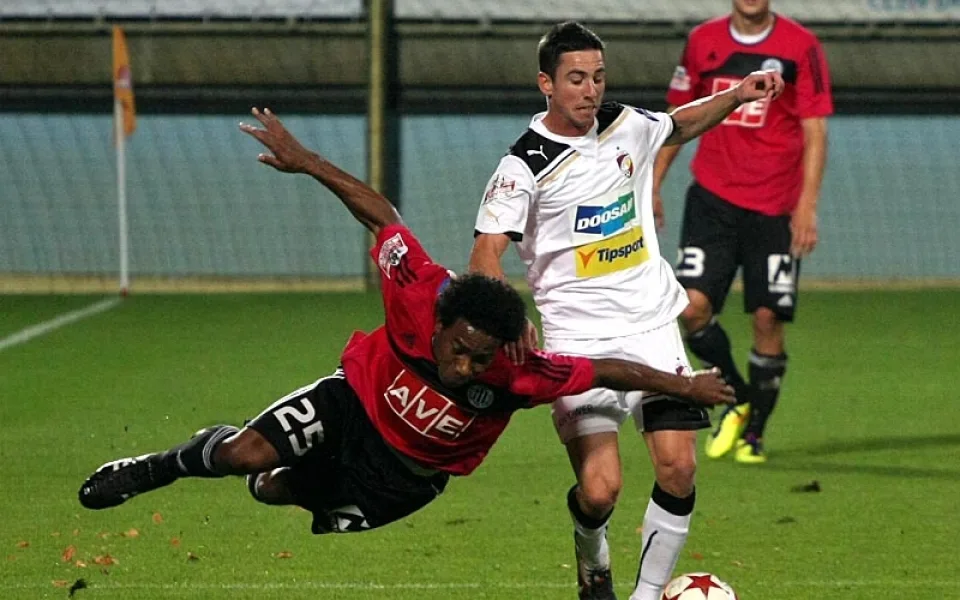 Sandro padá v souboji s Milanem Petrželou