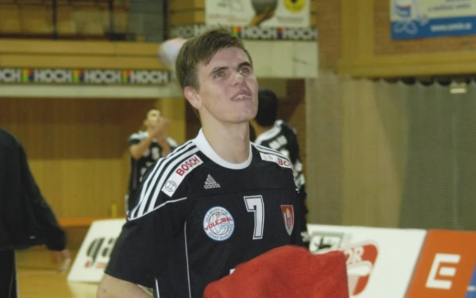 Petr MIchálek se usmívá během setů na svou přítelkyni, která mu při zápasech fandí z tribuny