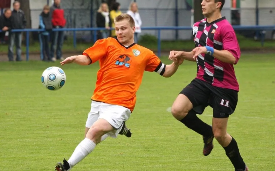 Probudí se v Třeboni nejlepší střelec minulého ročníku KP Lukáš Dudek? Na snímku vpravo stíhá Libora Matouška z Roudného
