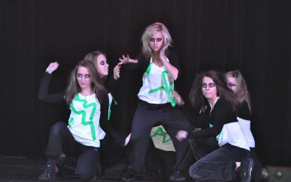 Dancing Queens - Monsters.