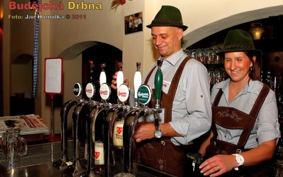 Součástí celého večera bylo oblečení veškerého personálu do tzv. lederhosen