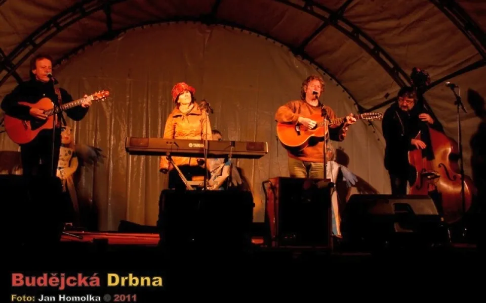 Kompletní složení Nezmarů, zleva: Tonda Hlaváč, Šárka Benetková, Pavel Zajíc a Pavel Jim Drengubák