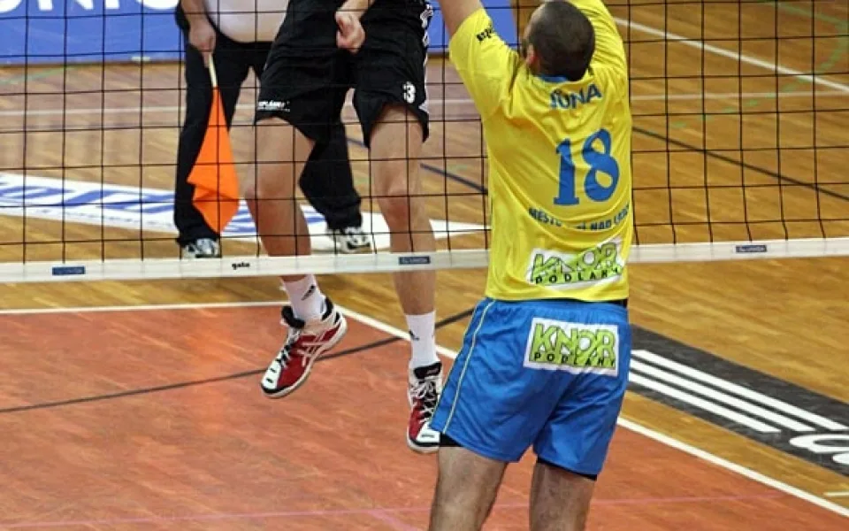 Bombě Radka Macha přihlíží Jakub Jůna