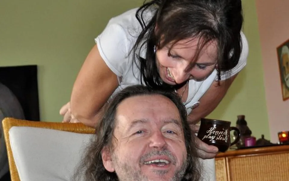 A zde změna, pohled nový - Jana shlíží ke Karlovi.