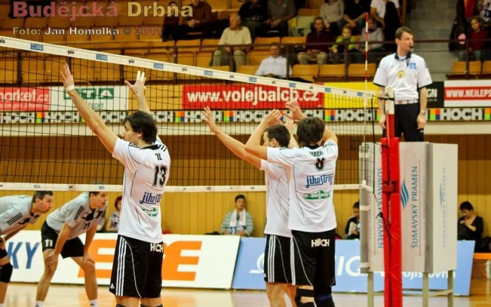 Domácí Tomáš Fila, Filip Habr a Michal Sukuba čekají na servis hostujícího Havířova