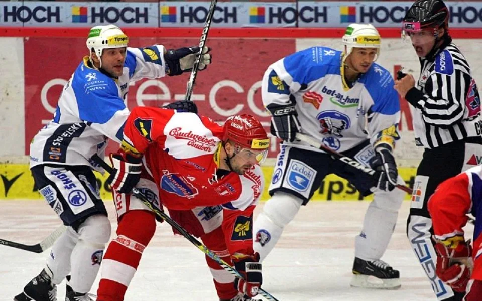 Moment těsně po buly - Martin Straka atakuje Pavla Kašpaříka