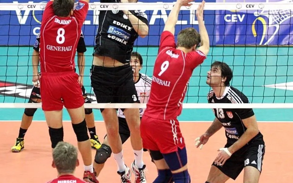 Nejvyšší hráč Jihostroje Petr Mach si na Slováka Branislava Skladaného nepřišel