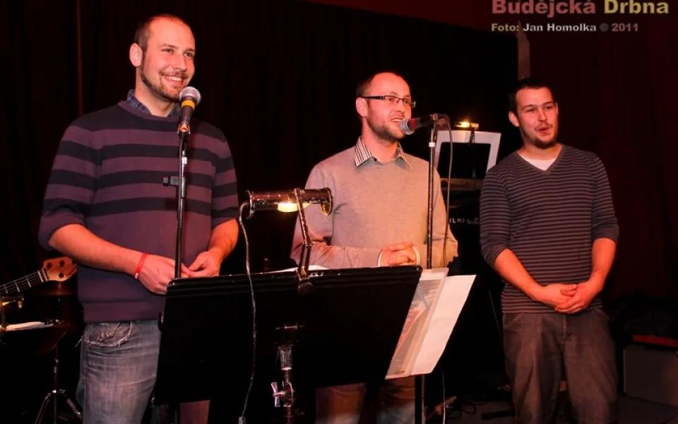 Zahajovací proslov provozovatelů Café klub Slávie, zleva: Petr Smutný, David Matějíček a Lukáš Zahradník