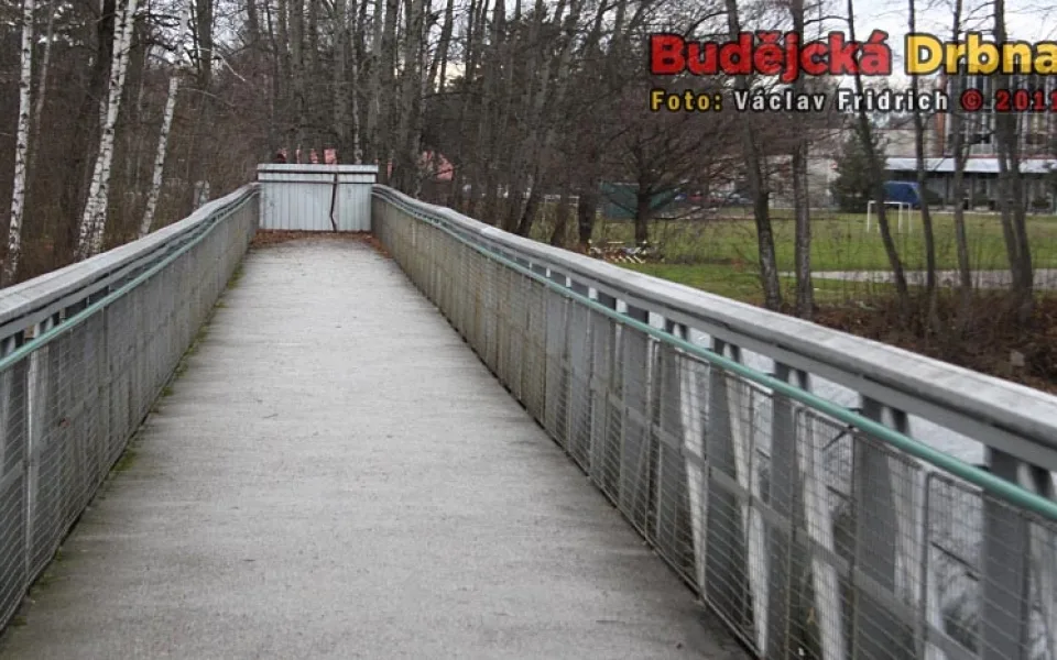 Uzavřená lávka mezi Budvar arénou a budějckou sportovní halou