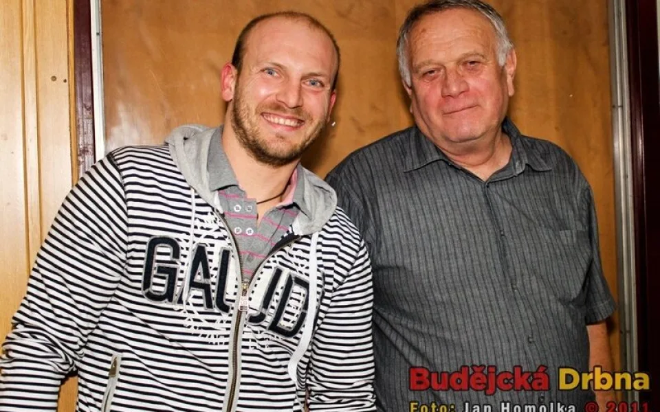 Nahrávač Michal Sládeček (na snímku vlevo při nedávné návštěvě Budějc) bude hrát ve Zlíně