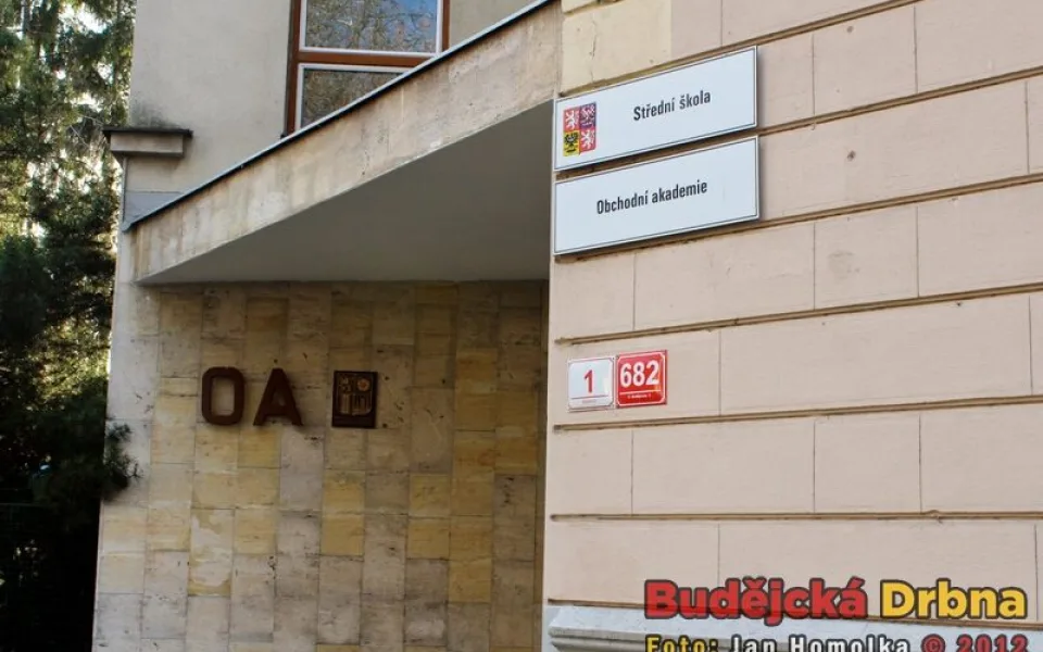 Pohled na vstup do obchodní akademie