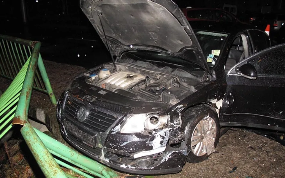 Viníkův volkswagen zbořil i zábradlí Dobrovodské stoky