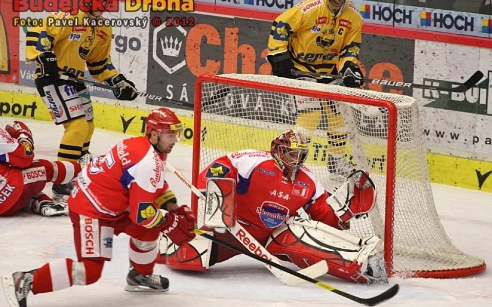 Při závěrečném power-play se měl Jakub Kovář co ohánět. Před ním brání Milan Gulaš