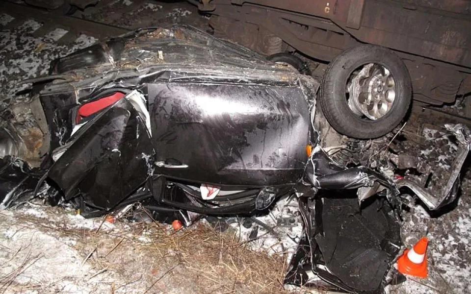 Osobní automobil po srážce s vlakem na Včelné