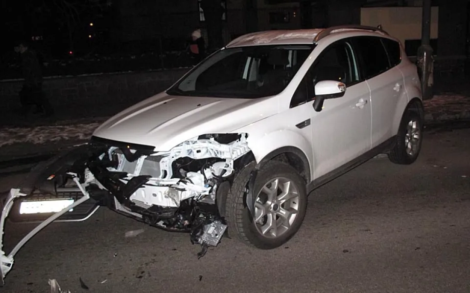 Na Husově třídě se v pondělí srazilo osobní auto s trolebusem