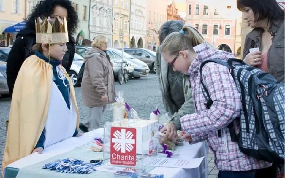 Stánek budějcké Diecézní charity při zahájení tříkrálové sbírky