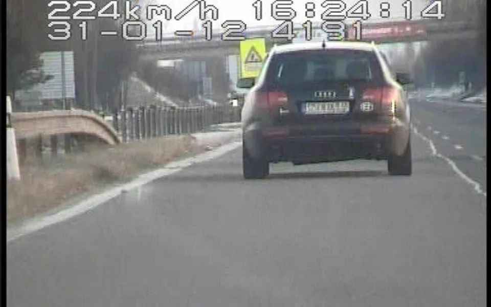 Řidič Audi A6 při rychlosti 224 kilometrů za hodinu