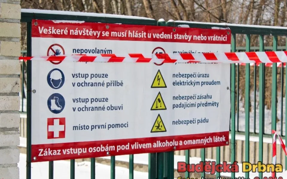 Cedule u bočního vjezdu do areálu školy