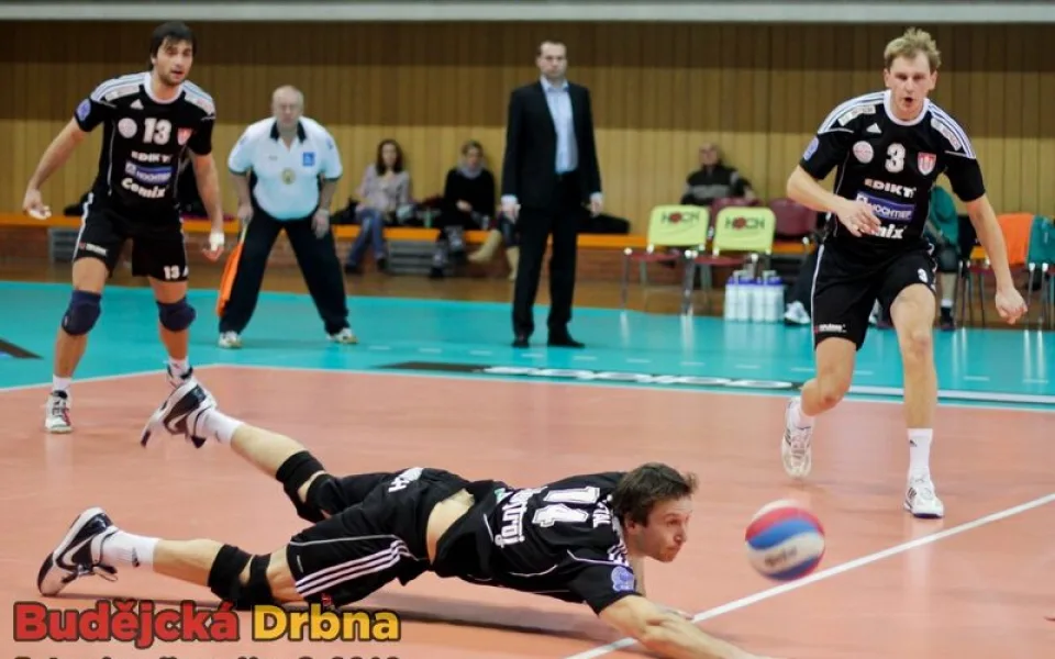 Tomáš Fila a Radek Mach přihlížejí rybičce Petra Zapletala