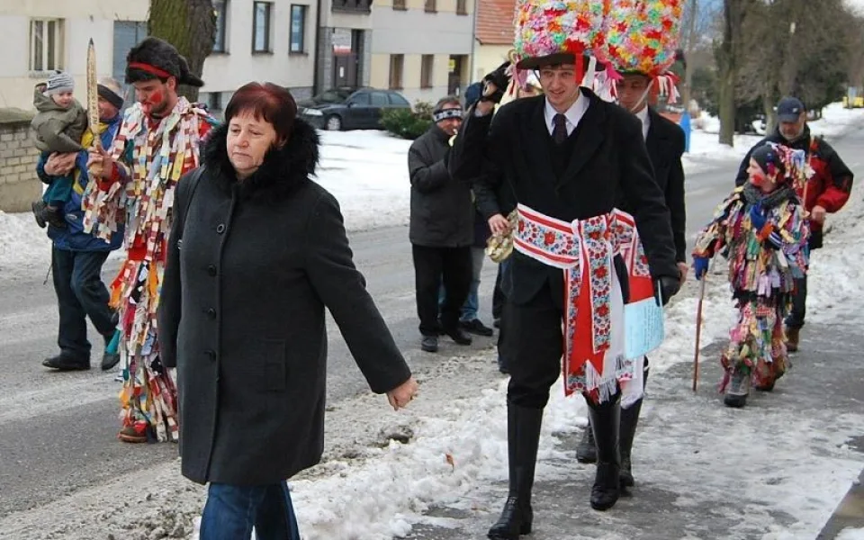 Jaroslava Šimková vede koledníky do hospody