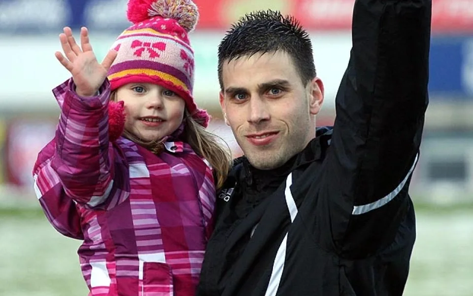 Autor dvou gólů Dynama Michal Klesa se svojí dcerou Andrejkou při závěrečné děkovačce