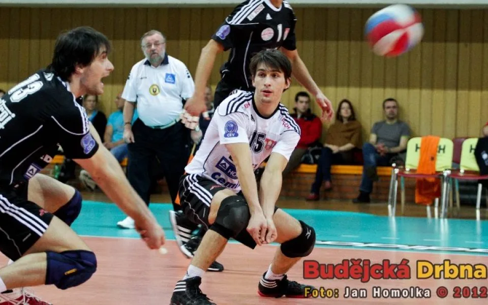 Tomáš Fila na příjmu, libero Juračka přihlíží